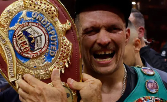 «Усик повинен був відмовитися раніше». Чому аналітики розкритикували відмову боксера від поясу WBO