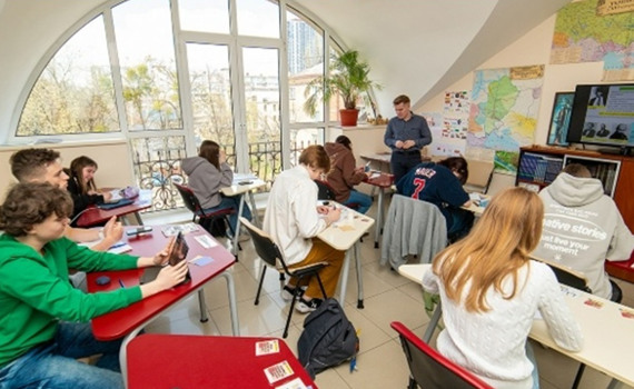 Аналіз позитивних та негативних сторін навчання у державних та приватних школах сьогодні