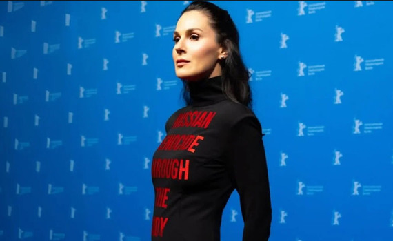 Червоні літери на чорному. Єфросиніна вийшла на Берлінале з меседжем, який не можна проігнорувати