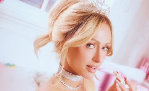 Піна, корона і рожевий гламур — Періс Гілтон знялась у відвертій фотосесії