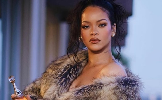 Стрілянина біля будинку Ріанни в Беверлі-Гіллз, жінка випустила 10 куль із штурмової гвинтівки