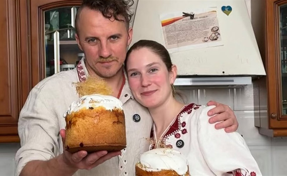 Українська паска по-італійськи. Сімейний рецепт з Євгена Клопотенка і його нареченої Катерини