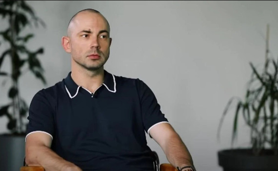 «Розвідьонка» — Андрій Бєдняков про нову моновиставу, розлучення без скандалу і дітей
