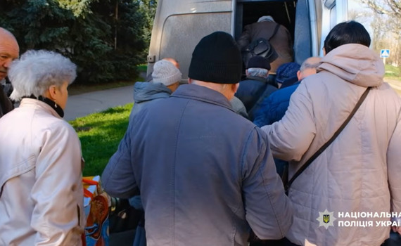 З прифронтової Миколаївки на Донеччині евакуювали дев'ятьох людей. Серед них є поранений