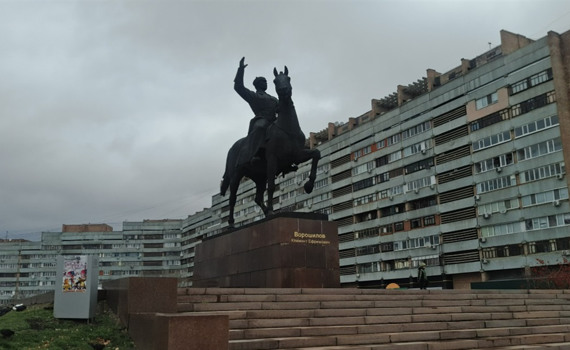 Окупанти планують відібрати майже 700 квартир у Луганську, а у області — 17 тисяч. Що про це відомо