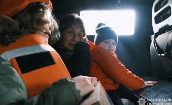 «Білі янголи» евакуювали з Дружківки п’ятьох дітей. Найменшому лише два роки