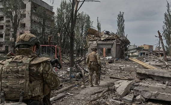 На вулицях Покровська лежать тіла розстріляних людей. Жахливі фото показав волонтер