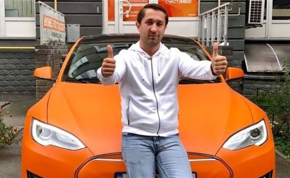 Ездит на оранжевой Tesla, не доверяет банкам и делится факапами в бизнесе: принципы Петра Синегуба 