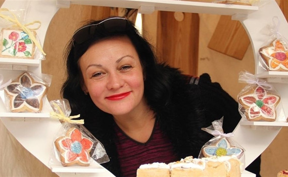 Чтобы у сына с аутизмом были друзья и работа, луганчанка создала в Ужгороде особую кондитерскую
