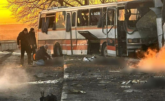 Двоє людей з Донеччини загинули у Тернівці. Росіяни вдарили по автобусу з гірниками двічі