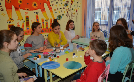 Школьники из Краматорска создали центр эмоциональной разгрузки. Вот как там можно снять стресс