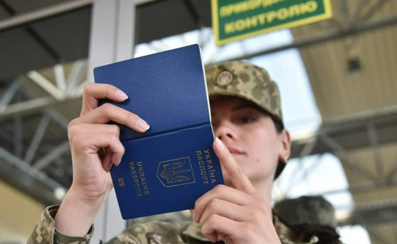 В Україні скасували обмеження на виїзд за кордон для всіх жінок. Що відомо про рішення Кабміну
