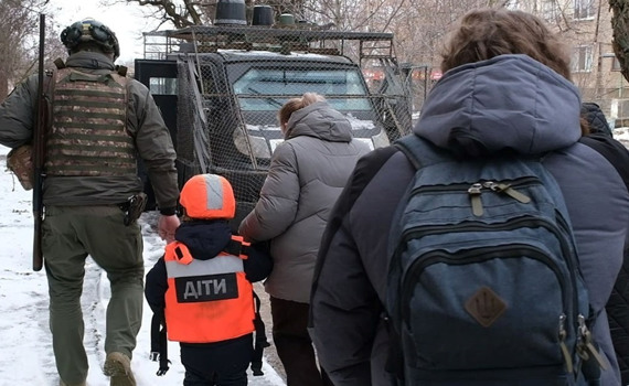 Забули, коли останній раз гуляли на вулиці. З Миколаївки евакуювали три родини з дітьми