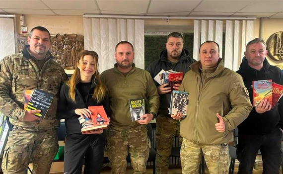 Тіна Кароль і Сергій Жадан завітали на схід. Вони побували у Слов'янську і передали книги військовим