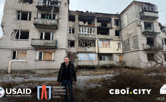 У цьому будинку в Лимані жили родини військових. Окупанти стріляли в нього прицільно з танку