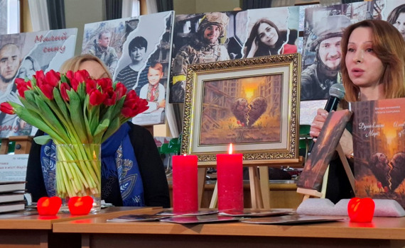 Вікторія Колмикова видала книгу "Душа в місті Марії". Це її пам'ять про сина і його побратимів