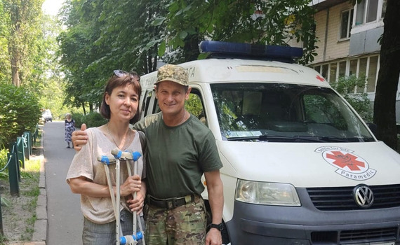 Благодійники безоплатно возитимуть поранених бійців з Бучі, Ірпеня та Гостомеля в медзаклади