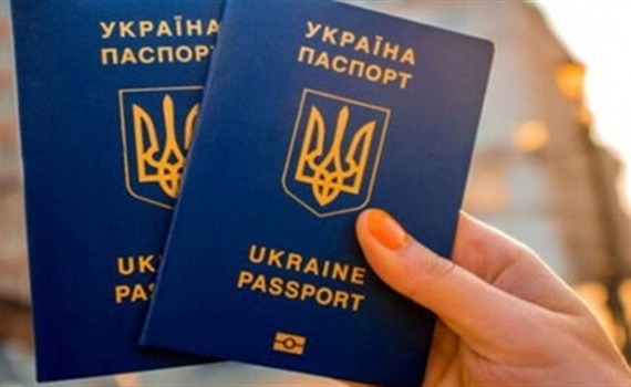 Українцям потрібно змінити "продовжені" закордонні паспорти. Що змінилось і куди звертатися