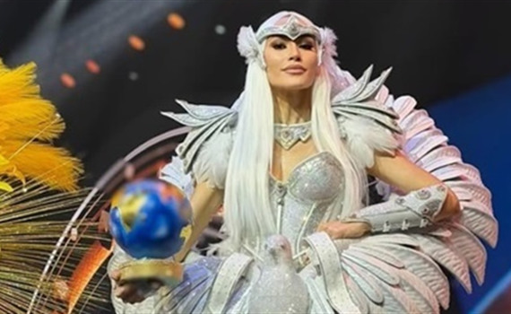 Софія Ткачук представила на Міс Всесвіт-2025 символічний костюм «Голуб миру» з маками на глобусі