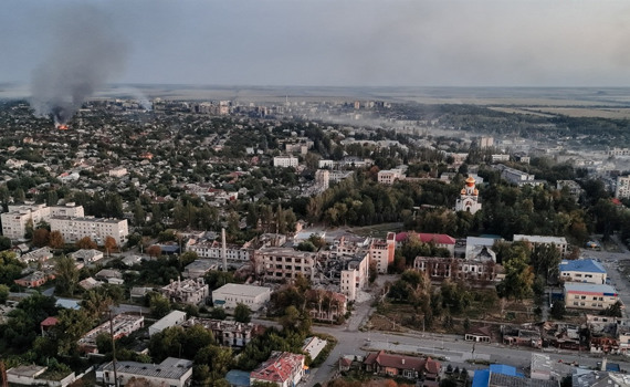 Готель “Дружба” і бритва з Покровська. Фотограф Вʼячеслав Ратинський про місто, яке вбиває Росія