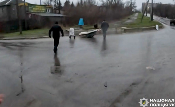 У Костянтинівці важко поранений чоловік лежав вдома добу. Сусіди вивозили його на візку — деталі