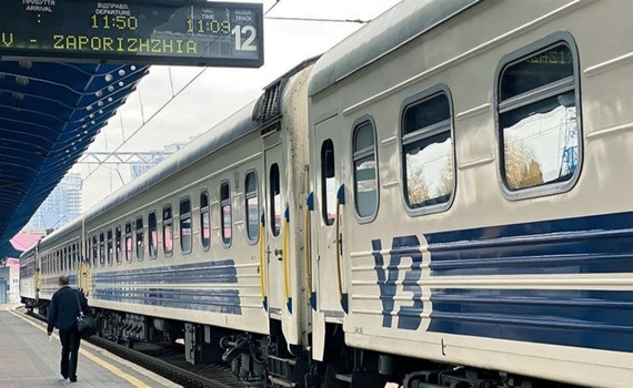 Пенсії, безкоштовні поїзди, житло для переселенців з ТОТ. Що зміниться для українців у грудні 2025