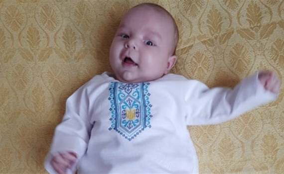 Майстрині з Краматорська розкрутили акцію “Народжені в вишиванках”. Це 300 розпашонок для малюків