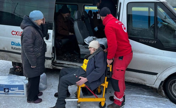 Люди чекають на евакуацію. Правозахисники просять Уряд створити гідні умови для життя переселенців