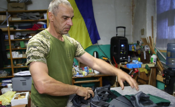 Тактичний одяг натівського зразка шиють у Покровську. Родина підприємців і самі стали бійцями