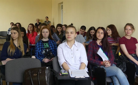 Студентам в прифронтовой зоне правительство назначило соцстипендию. Вот сколько заплатят
