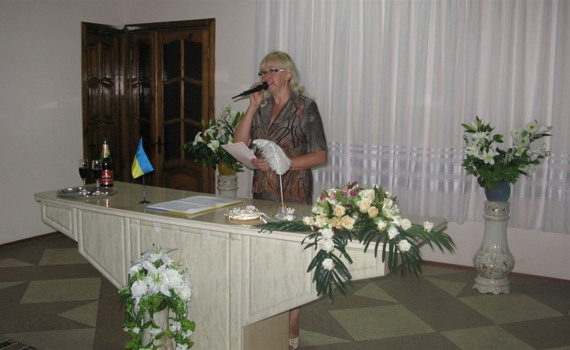 Елена Гурьева 18 лет расписывает молодых в Сватово. Какие свадьбы запомнились ей больше всего