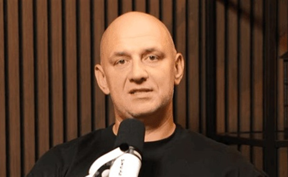 Потап назвав мовне питання «маніпулятивною темою» та виправдав російську дружини