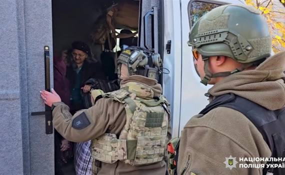 Дрони ганяються за людьми. "Білі янголи " евакуювали за день 12 людей з Лимана