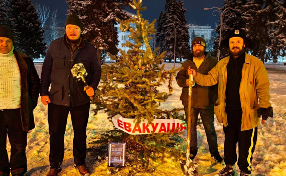 У центрі Краматорська посадили ялинку в пам'ять волонтерів, які загинули під час евакуацій