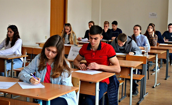 Пробное ЗНО проводят в онлайне. Но дети уже заплатили за тесты. Вот как собираются возвращать деньги