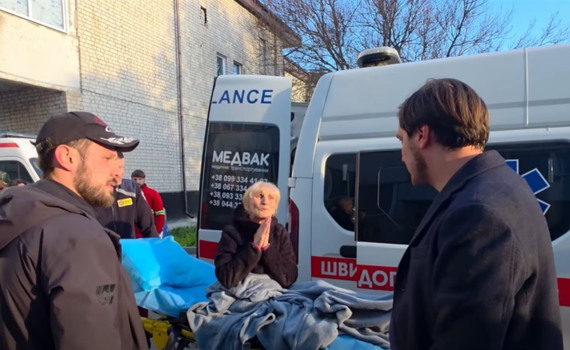 “Проліска” евакуювала поранену жінку з Костянтинівки. Вона самотужки вивезла з міста понад 100 людей