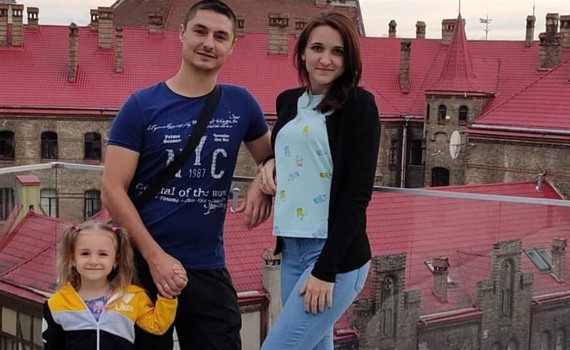 Маленька Надійка втратила маму під час обстрілу в Красногорівці. Її батько важко поранений