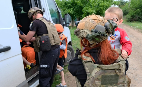 Вивезли перших 9 дітей під дронами. У Краматорській громаді триває примусова евакуація неповнолітніх