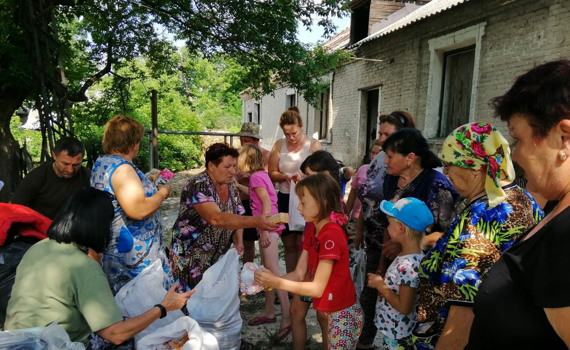 «Тетрис» для взрослых: как волонтеры из Житомира развозят подарки семьям в прифронтовых поселках