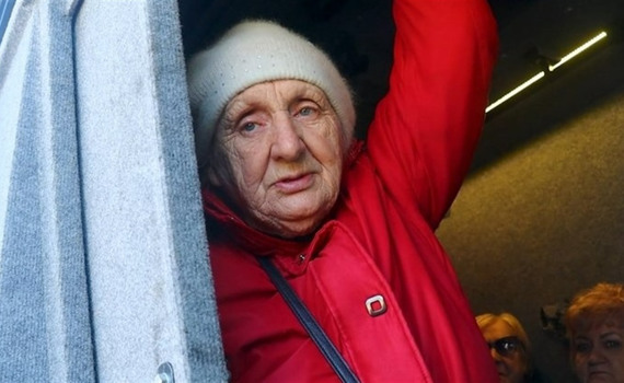 «Йшли пішки 18 кілометрів з Калеників». Поліцейські евакуювали з Миколаївки ще понад 20 людей