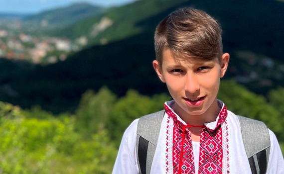 Мама Сашка загинула в драмтеатрі Маріуполя. Його взяли під опіку — тепер він живе у Франції