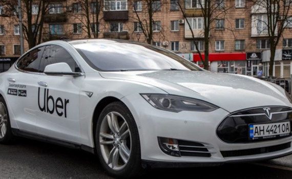 В Мариуполе запустили первый на востоке Uber. Мэра прокатили на Tesla, которую вызвать не получится