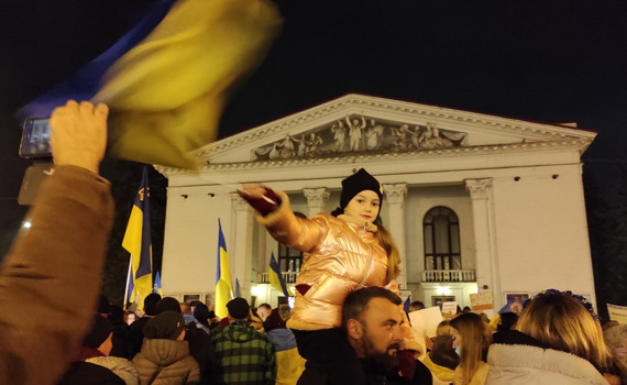 Ці люди вийшли на площу Маріуполя із синьо-жовтими прапорами. В їхніх очах – віра в Україну