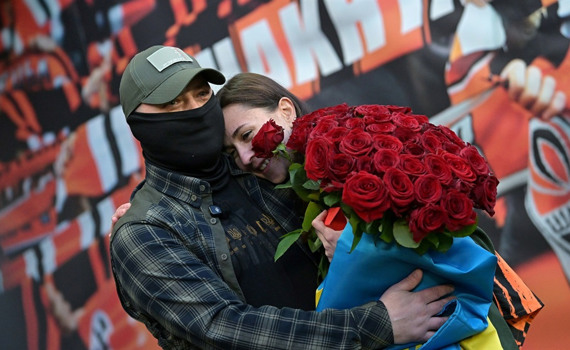 "Разом вистояли". Захисник, який пройшов "Азовсталь" і полон, освідчився коханій на матчі "Шахтаря"