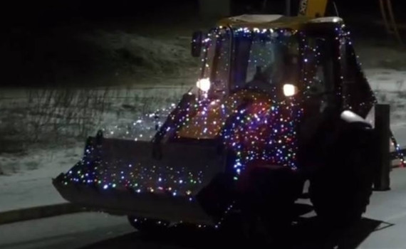 В Ірпені комунальники на "різдвяному тракторі" вітали мешканців зі святами. Відео