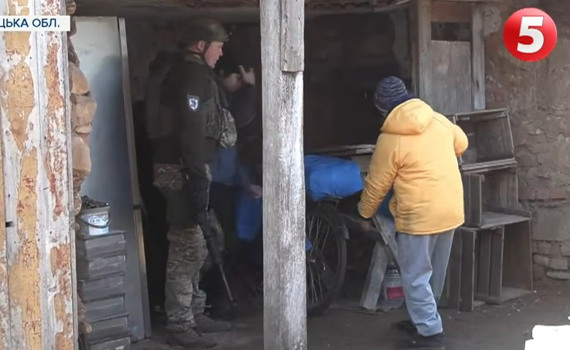 “Білі янголи” вдруге евакуювали з Кіндратівки батька з двома дітьми. Він ховав їх і брехав поліції