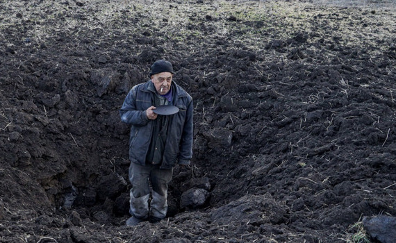 Вони не розуміють, за шо їм насипають снаряди щодня. Світлина Стаса Козлюка з обстріляного Тарамчука