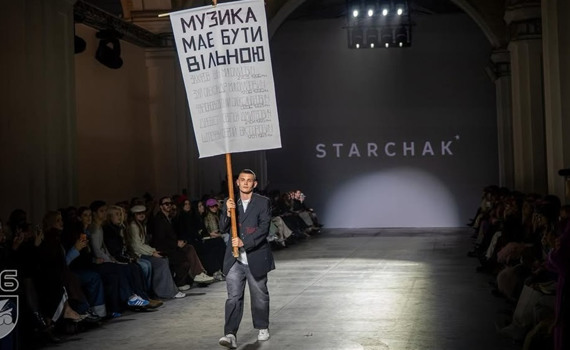 Морпіх вийшов на подіум під час Ukrainian Fashion Week. Так він нагадав про полонених побратимів