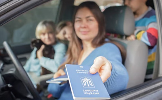 Виїзд жінок за кордон обмежили. Кого можуть не пропустити через кордон