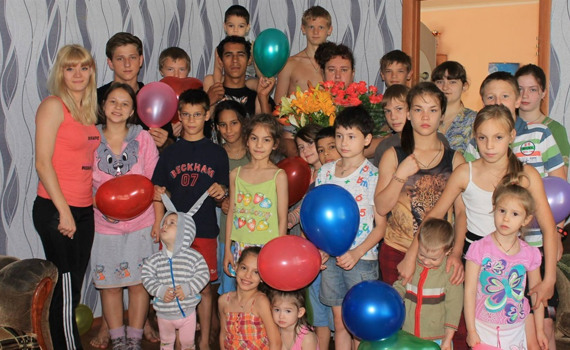 Родина Сербіних зі Святогірська мріє про новий дім у селі. Вони виховують 17 дітей і 24 онуків